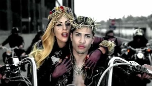 Lady Gaga i aktor w koronie cierniowej w klipie "Judas"