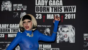 Lady Gaga promuje "Born This Way" na wszystkie sposoby. Ale może już nie dogonić Adele...