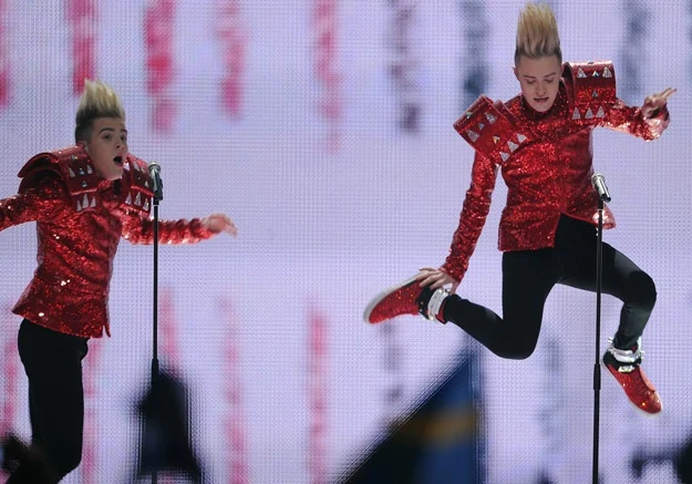 Do finału zakwalifikował się irlandzki duet bliźniaków Jedward, czyli Jack i Edward Grimes Do finału zakwalifikował się irlandzki duet bliźniaków Jedward, czyli Jack i Edward Grimes