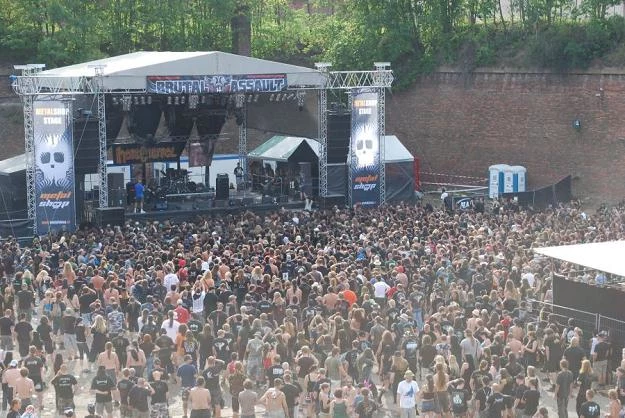 Brutal Assault przyciąga tysiące fanów metalu z całej Europy - fot. Bartosz Donarski Brutal Assault przyciąga tysiące fanów metalu z całej Europy - fot. Bartosz Donarski