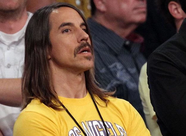 Anthony Kiedis (Red Hot Chili Peppers) na meczu Los Angeles Lakers fot. Ronald Martinez