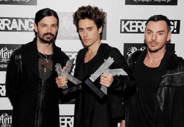 Członkowie 30 Seconds To Mars prezentują zdobyte statuetki - fot. Jim Dyson Członkowie 30 Seconds To Mars prezentują zdobyte statuetki - fot. Jim Dyson