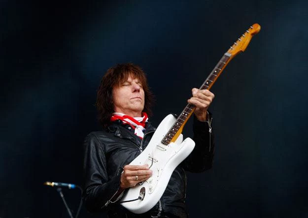 Jeff Beck lubi sobie uciąć drzemkę na scenie fot. Simone Joyner