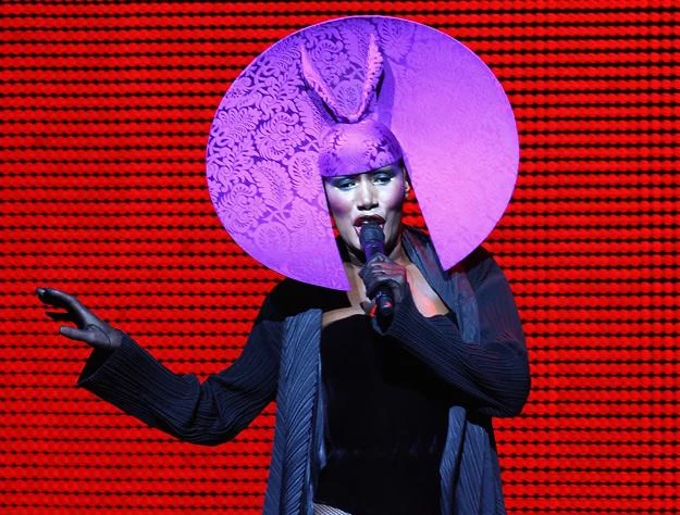 Grace Jones słynie z niezwykłych kreacji - fot. Julian Finney