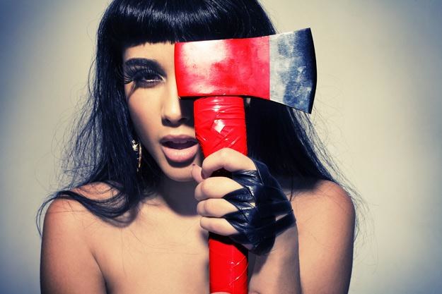 Natalia Kills często symbolicznie odwołuje się do motywu przemocy