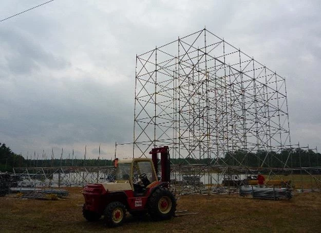 W Kostrzynie nad Odrą trwa budowa sceny XVII Przystanku Woodstock