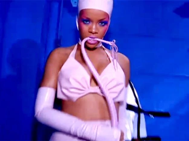 Rihanna w wyzywającym teledysku do "S&M" Rihanna w wyzywającym teledysku do "S&M"