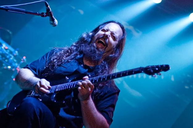 John Petrucci podczas koncertu w katowickim Spodku