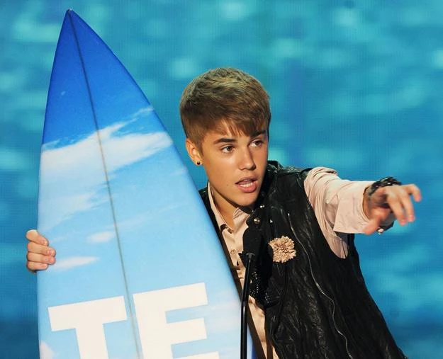 Justin Bieber podczas tegorocznej gali Teen Choice Awards - fot. Kevin Winter