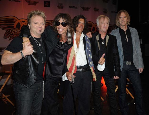 Tom Hamilton (pierwszy z prawej) z kolegami z Aerosmith fot. Brad Barket