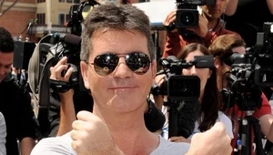 Simon Cowell pokazuje znak "X Factor" - fot. Kevin Winter