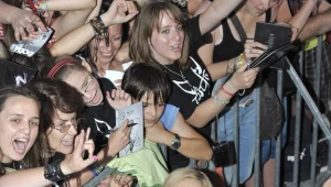 Doda w otoczeniu fanów - dobra mina do złej gry?