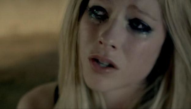 Avril Lavigne w teledysku do "Wish You Were Here"