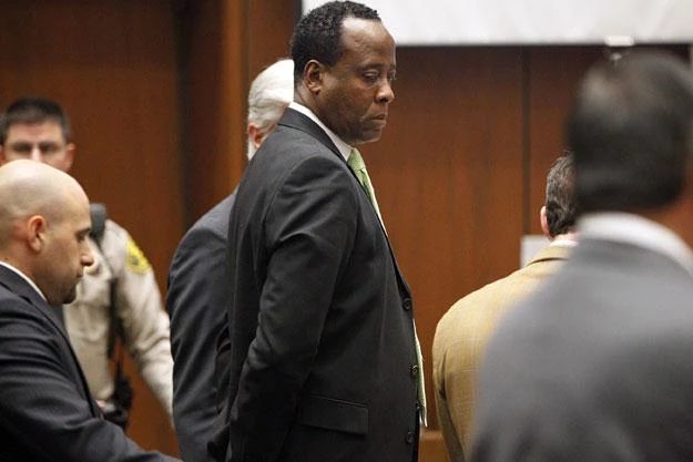 Conrad Murray przed sądem. Co lekarz chciał ukryć przed sanitariuszami? fot. Pool Conrad Murray przed sądem. Co lekarz chciał ukryć przed sanitariuszami? fot. Pool