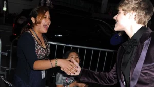 Justin Bieber dba o dobre stosunki z fanami - fot. Kevin Winter