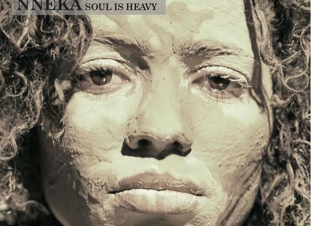 Nneka na okładce płyty "Soul Is Heavy"