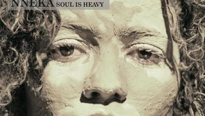 Nneka na okładce płyty "Soul Is Heavy"