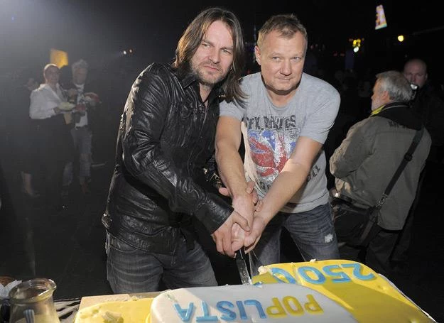 Ray Wilson i Darek Maciborek kroją urodzinowy tort Poplisty