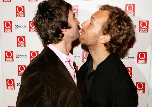 Noel Gallagher i Chris Martin dają sobie buzi w 2005 roku - fot. Dave Hogan Noel Gallagher i Chris Martin dają sobie buzi w 2005 roku - fot. Dave Hogan