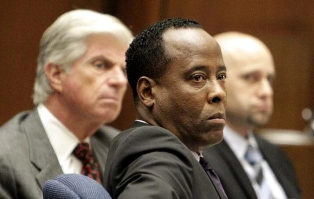 Conrad Murray przysłuchuje się zeznaniom Stevena Shafera fot. Pool