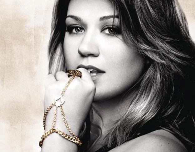 Kelly Clarkson na okładce albumu "Stronger"