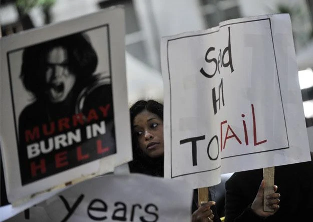 Fani Michaela Jacksona nie mają wątpliwości co do winy Conrada Murraya fot. Toby Canham Fani Michaela Jacksona nie mają wątpliwości co do winy Conrada Murraya fot. Toby Canham