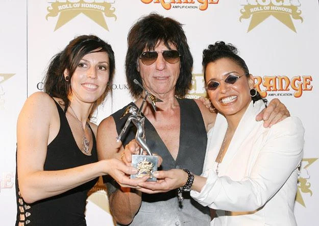 Jeff beck potrzebował pomocy podczas prezentacji statuetki fot. Jo Hale Jeff beck potrzebował pomocy podczas prezentacji statuetki fot. Jo Hale