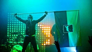 Coma na trasie promuje "czerwony" album