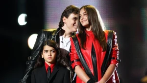 Dzieci Michaela Jacksona podczas koncertu w Cardiff - fot. Dave J Hogan