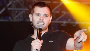 Mike Skinner starał się zachować powagę fot. Simone Joyner