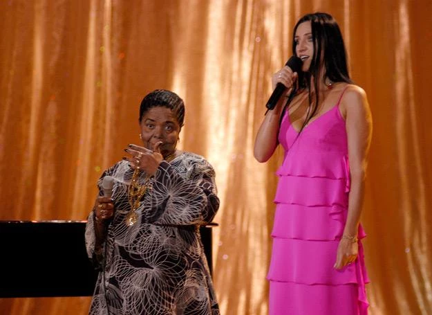 Cesaria Evora i Kayah podczas wspólnego występu w 2004 roku Cesaria Evora i Kayah podczas wspólnego występu w 2004 roku