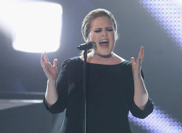 Adele obecnie ćwiczy głos po operacji krtani, którą przeszła w listopadzie - fot. Sean Gallup Adele obecnie ćwiczy głos po operacji krtani, którą przeszła w listopadzie - fot. Sean Gallup