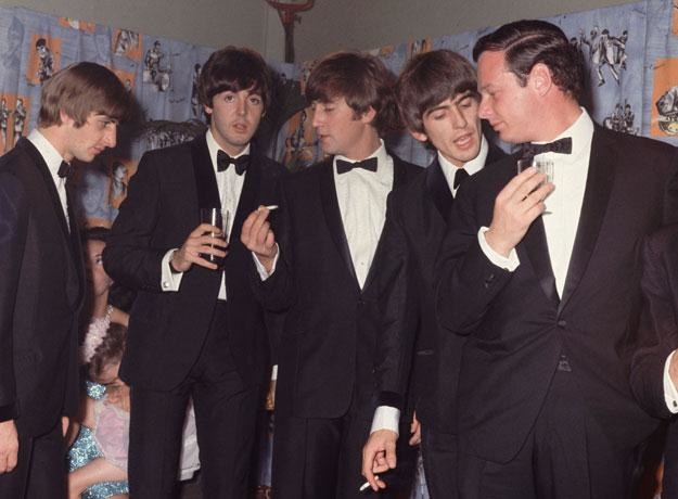 The Beatles jako kwintet: Brian Epstein pierwszy z prawej fot. Hulton Archive