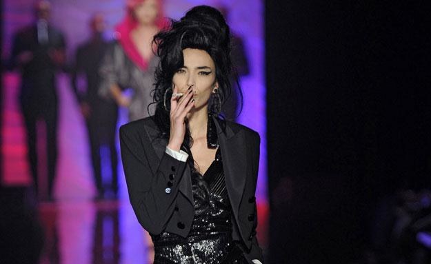 Modelka stylizowana na Amy Winehouse fot. Karl Prouse/Catwalking