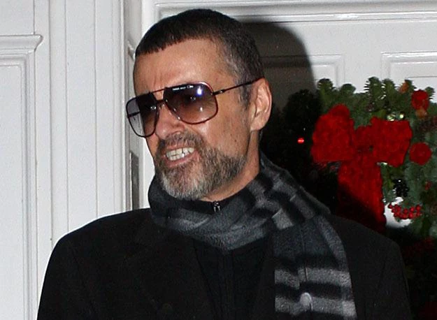 George Michael przed swoim domem w Londynie fot. Neil Mockford George Michael przed swoim domem w Londynie fot. Neil Mockford