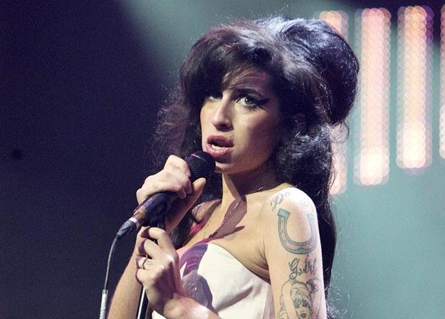 Amy Winehouse (1983-2011) zmarła wskutek spożycia zbyt dużej ilości alkoholu fot. Dave Hogan Amy Winehouse (1983-2011) zmarła wskutek spożycia zbyt dużej ilości alkoholu fot. Dave Hogan