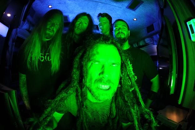 Six Feet Under przyspiesza Six Feet Under przyspiesza