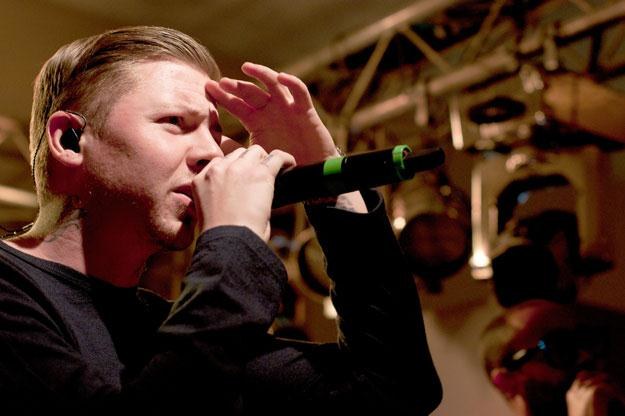 Professor Green w trakcie występu Madonny musiał zasłonić oczy fot. Ben Pruchnie