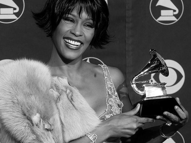 Whitney Houston ze statuetką Grammy