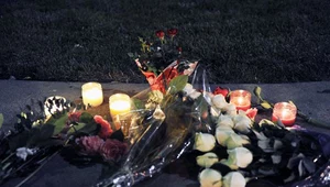 Na wieść o śmierci swojej idolki fani zaczęli przynosić kwiaty i znicze - fot. Toby Canham
