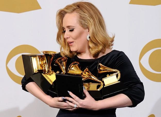 Adele miała problem z utrzymaniem swoich nagród Grammy - fot. Kevork Djansezian