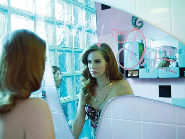 Lana del Rey gustuje w stylistyce lat 60.