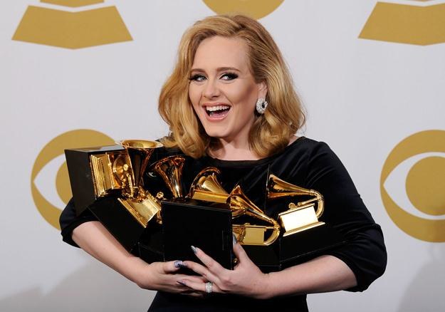 Adele z sześcioma statuetkami Grammy - fot. Kevork Djansezian