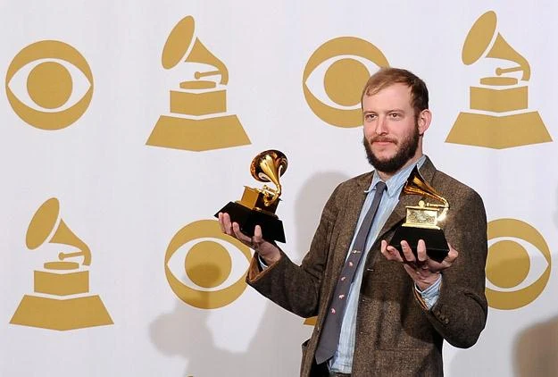 Justin Vernon z dumą prezentuje statuetki Grammy - fot. Kevork Djansezian Justin Vernon z dumą prezentuje statuetki Grammy - fot. Kevork Djansezian