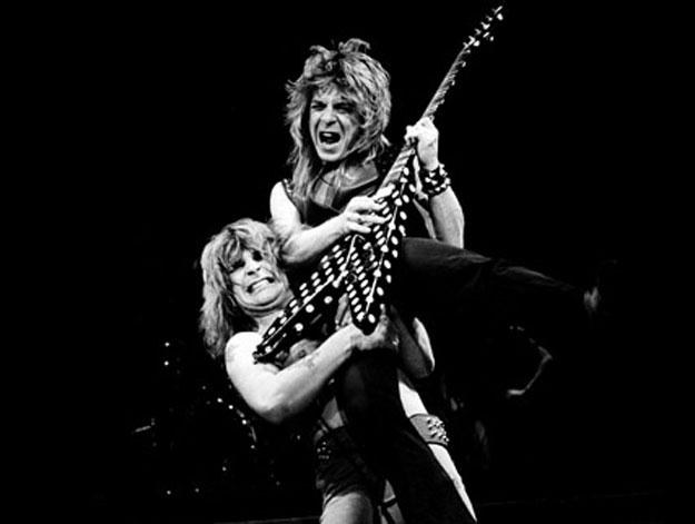 Randy Rhoads w objęciach Ozzy'ego Osbourne