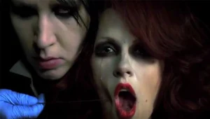 Jedna ze scen w szokującym klipie "Born Villian"