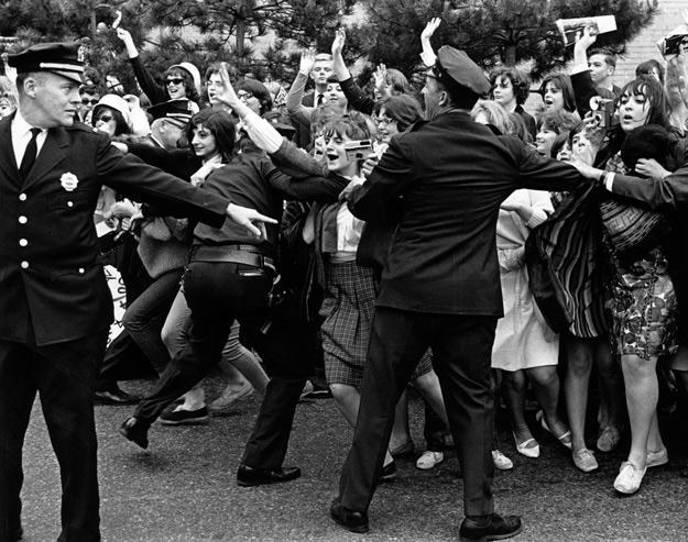 Nowojorscy policjanci powstrzymują fanki The Rolling Stones w 1964 roku - fot. William Lovelace