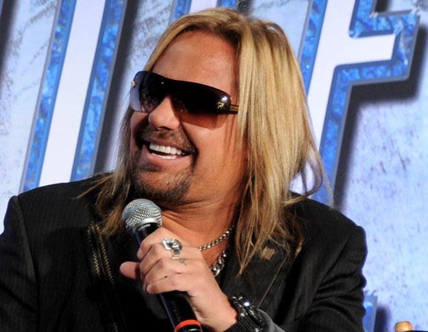 Vince Neil na scenie złapał zająca fot. Kevin Winter