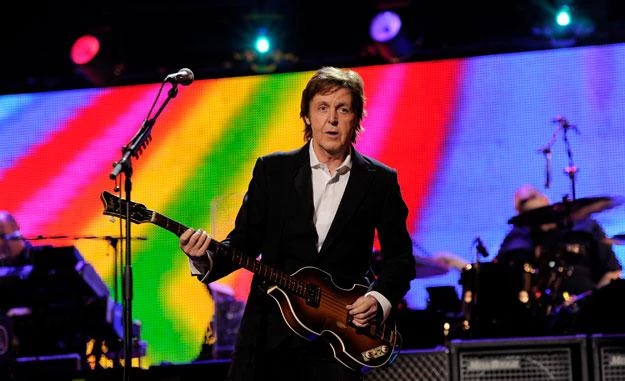 Paul McCartney ze słynnym basem Hofner fot. Larry Busacca