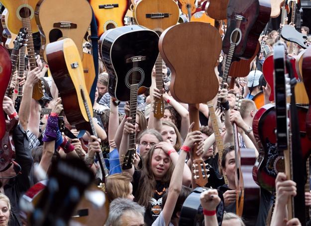 7273 - tylu gitarzystów pobiło rekord we Wrocławiu - fot. Maciej Kulczyński